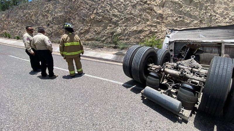Vuelca pipa de doble remolque en la supercarretera Durango-Mazatlán